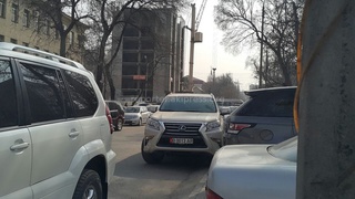 Из-за большого количества кафе ул.Орозбекова практически невозможно проехать в обед, причем неправильно припаркованы машины чиновников, - читатель <b><i> (фото) </i></b>