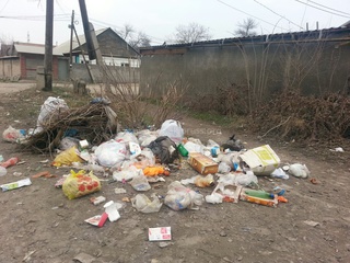 По ул.Кара-Кумская не убирают мусор, - читатель <b><i> (фото) </i></b>