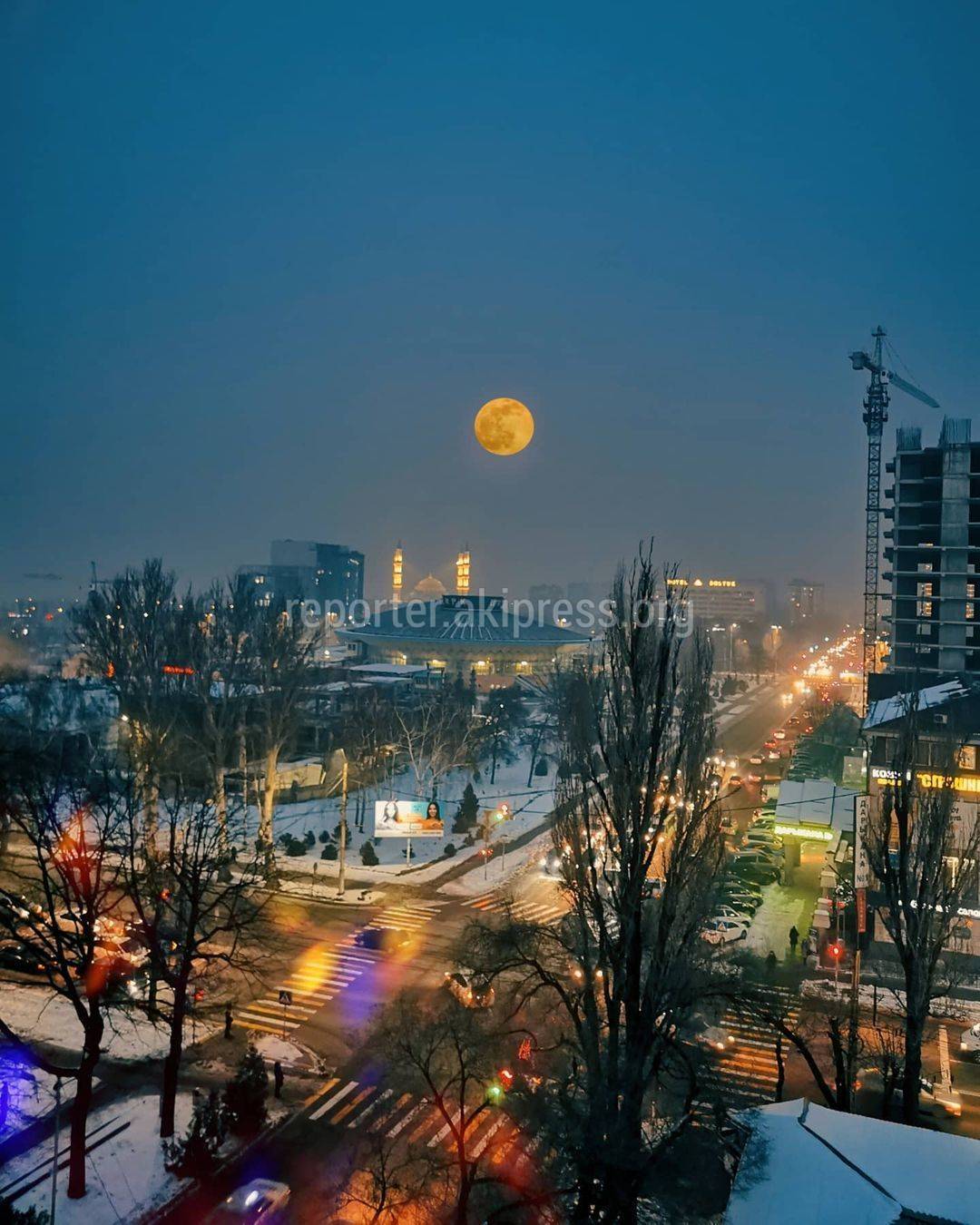 Невероятно красивая луна над столицей в объективе бишкекчанки Алены