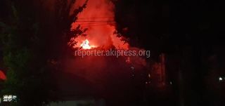 Очевидцы присылают <b>фото и видео пожара</b> на Турусбекова-Жумабека