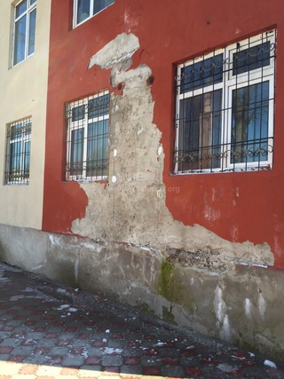 Здание общежития Бишкекского кыргызско-турецкого лицея по ул.Широкая в плохом состоянии, - читатель <b><i> (фото) </i></b>