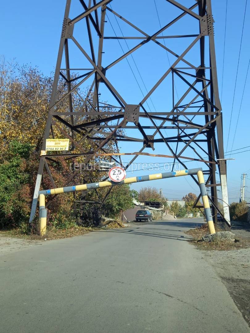 В Лебединовке сломался ограничитель высоты проезда. Фото