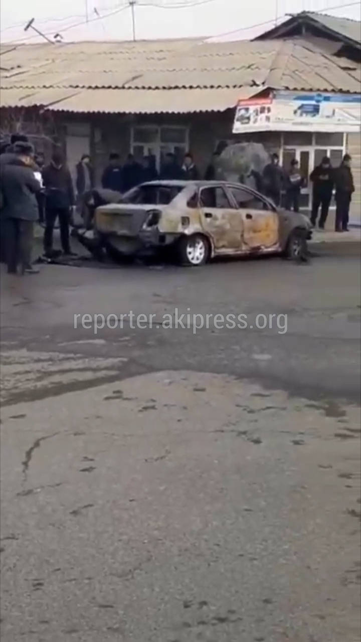 В Кара-Суу полностью сгорела машина. Видео