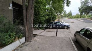 Жильцы пристройки Усенбаева 3/а захватили часть тротуара под персональную стоянку