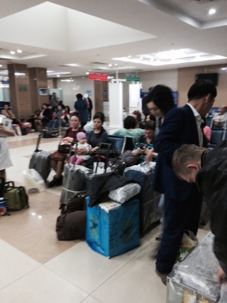 Авиакомпания «Пегасус Азия» отменила вылет в Ош, при этом сотрудники очень грубо отвечали пассажирам, - читатель <b><i>(фото,видео)</i></b>