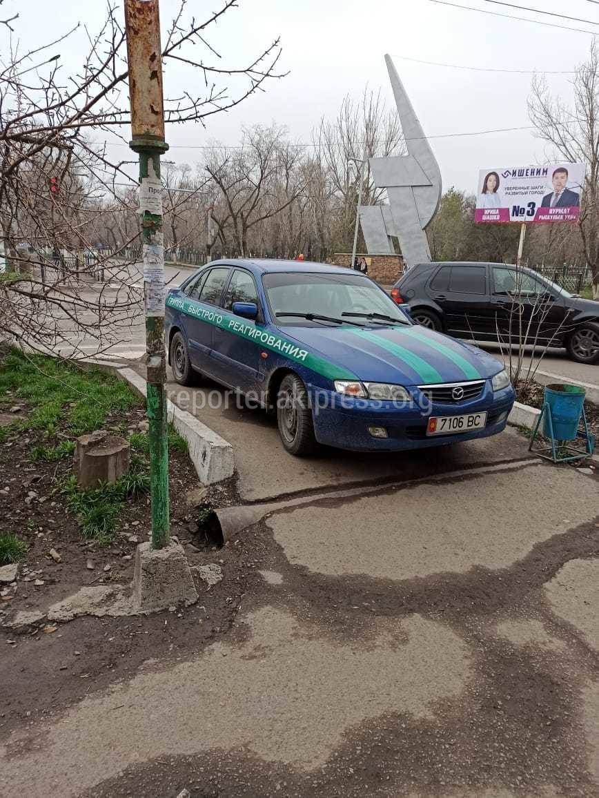 В Кара-Балте машина ГБР припарковалась на тротуаре. Фото