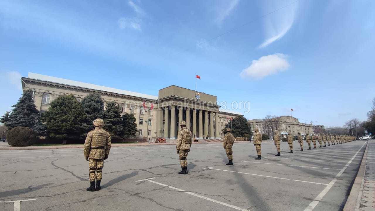 На Старой площади собрались военные. Что происходит? - горожанин