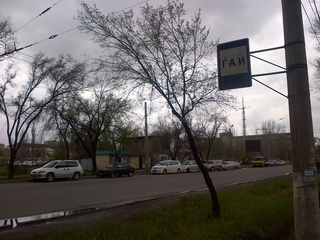 На улице Горького у здания ГорГАИ автолюбители оставляют свои авто на мосту, почему ДПС бездействует? - читательница <b><i>(фото)</i></b>
