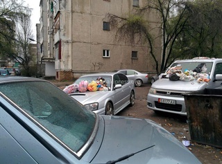 А вот, что в Бишкеке случается с автолюбителями, которые перегораживают путь к мусорным контейнерам.
