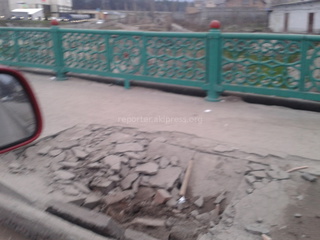 Читатель повторно обращается к МП «Тазалык» по поводу опасного пешеходного перехода на мосту в микрорайоне «Улан» <b><i>(фото)</i></b>
