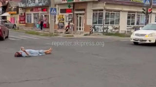 Женщина легла посреди дороги на Горького-Панфилова. Ответ УПСМ
