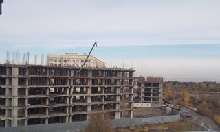 На Каралаева продолжается строительство дома, несмотря на уведомление Госстроя. Фото