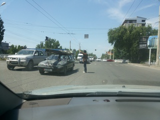 Второй день не работает светофор на Ахунбаева-Малдыбаева, была огромная пробка, а движение регулировал молодой парень, - читатели <b><i>(фото,видео)</i></b>