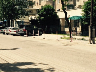 Законно ли партия «Ар-Намыс» огородила обочину нагруженной улицы Токтогула и агрессивно запрещает парковаться гражданам? - читатель <b><i>(видео, фото)</i></b>