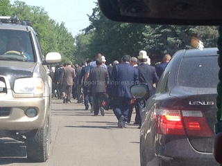 Толпа людей, учавствующих в съезде партии «Бутун Кыргызстан» шла по проезжей части и газонам по ул. Орозбекова, - читатель <b><i>(фото)</i></b>