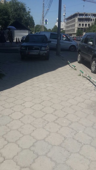 На пересечении улиц Киевская и Ибраимова пешеходный тротуар постоянно занят припаркованными машинами, - читатель <b><i>(фото)</i></b>