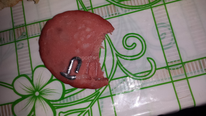 Попался на колбасе. В колбасе есть железо. Попался на колбасе. Посторонние предметы в колбасе. Попался на колбасе.