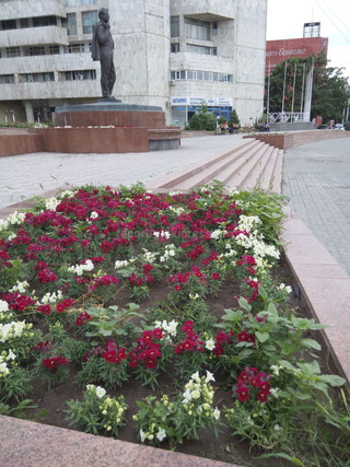 Читатель заявляет, что клумбы напротив памятника Ч. Айтматову зарастают сорняками <b><i>(фото)</i></b>