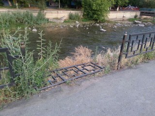 В Оше решетки, установленные вдоль реки Ак-Буура, воруют или ломают, - читатель <b><i>(фото)</i></b>