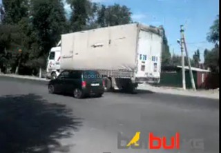 Большегрузные автомобили разбивают дорогу Бишкек-Чалдовар, несмотря на ограничения, - читатель <b><i>(видео)</i></b>