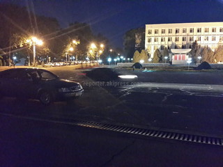 На центральной площади в Оше, несмотря на запрет, машины проезжают на большой скорости, - житель <b><i>(фото)</i></b>