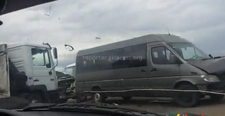 На автотрассе Чолпон-Ата — Балыкчы в результате ДТП легковой автомобиль съехал с дороги <b><i>(фото, видео)</i></b>