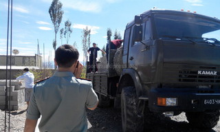 В Балыкчы солдаты выгружали возле частного дома пескоблок из КамАЗа ГПС, - читатель <b>(фото, видео)</b>