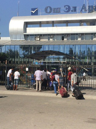 Администрация Ошского филиала ОАО «Международного аэропорта «Манас» отвечает относительно недопущения на территорию провожающих и встречающих пассажиров
