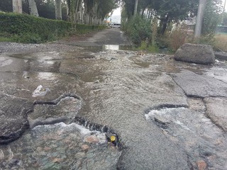 В мкр Асанбай арычная вода размыла дорогу, - горожанин <b><i>(фото)</i></b>