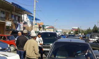 Возле центрального рынка в Кызыл-Кие образовалась пробка из-за перекрытия дороги, - читатель <b>(фото)</b>
