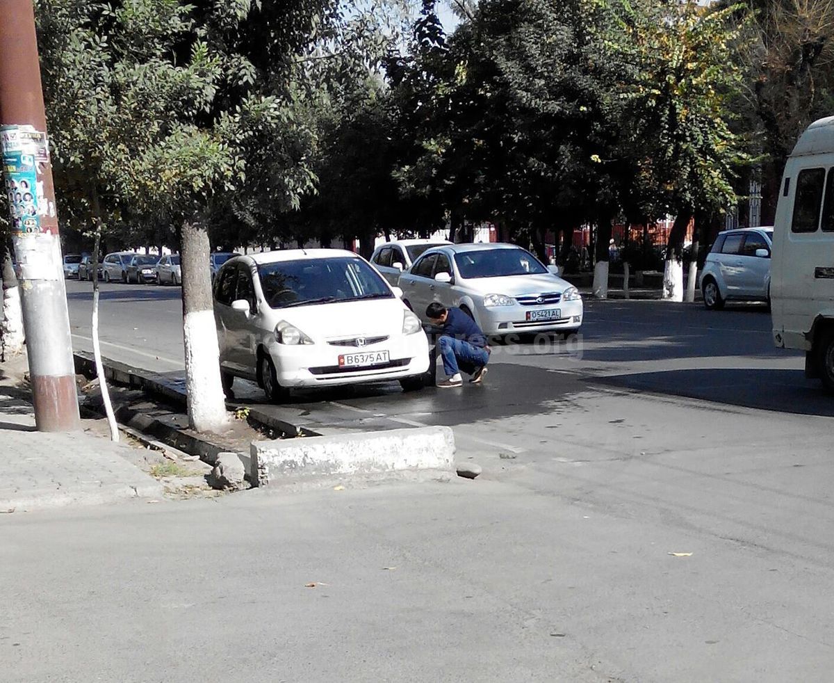 В центре Оша водитель моет свое авто на месте, где стоянка запрещена, -  очевидец (фото)