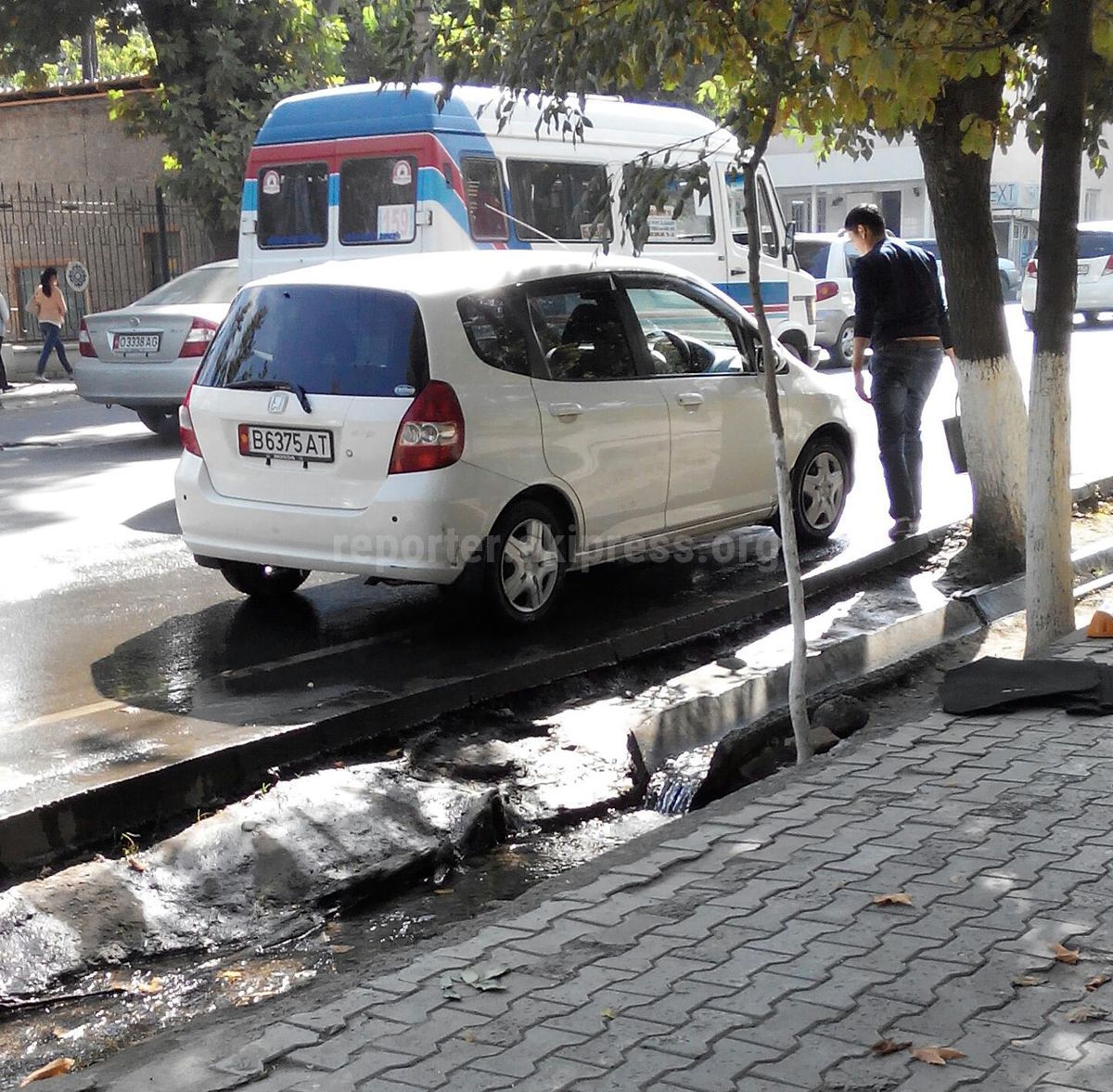 В центре Оша водитель моет свое авто на месте, где стоянка запрещена, -  очевидец (фото)