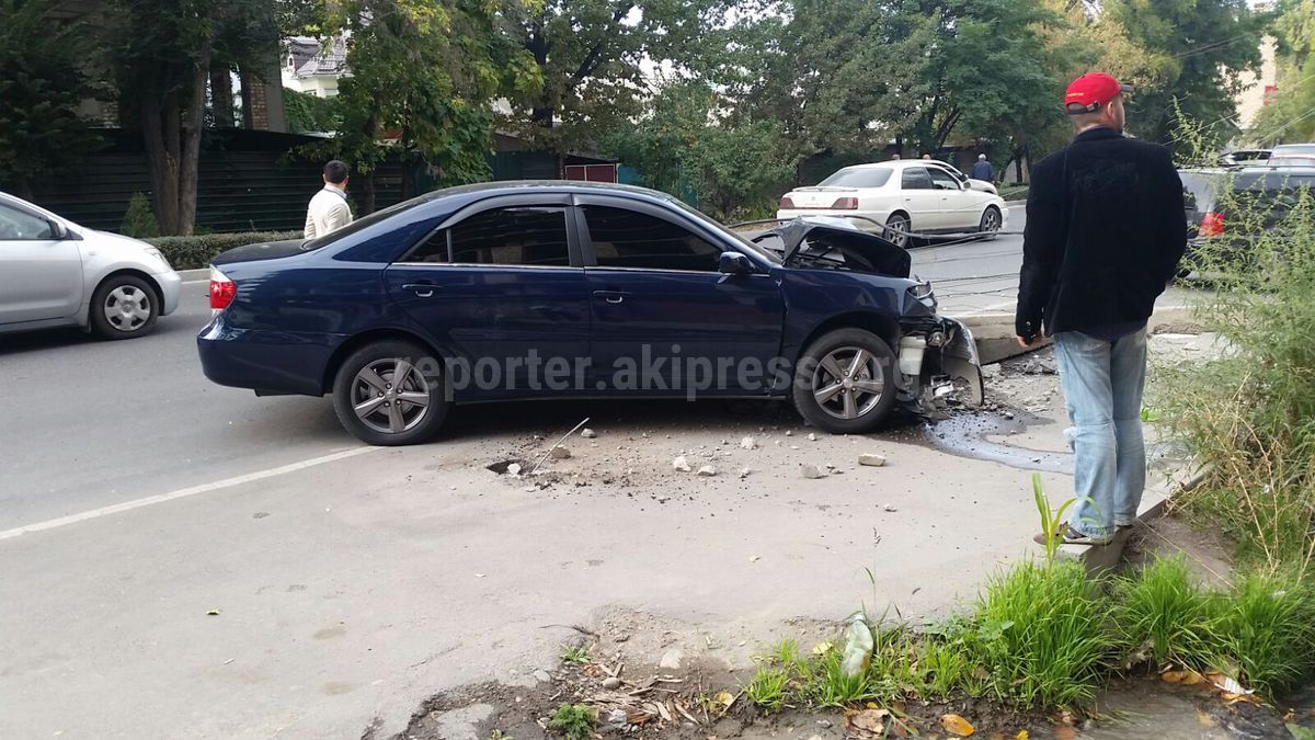 В Бишкеке Toyota ударилась об электрический столб и повалила его, -  читатель (фото)