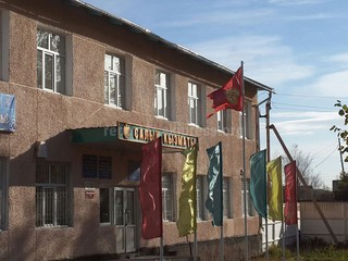 У входа в здание УГНС города Нарын висит порванный флаг, - читатель <b><i>(фото)</i></b>