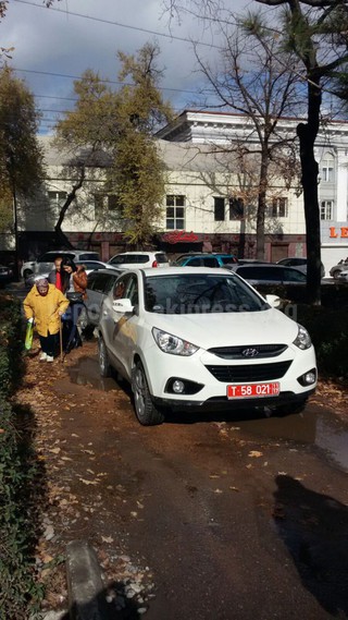 Машина с красными номерами заблокировала въезд во двор по проспекту Чуй и создала затор, - читатель <b><i>(фото)</i></b>
