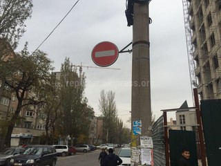 Читатель считает, что знак «проезд запрещен» на перекрестке Исанова-Токтогула висит высоко (фото)