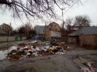 На пересечении улиц Куренкеева-Логвиненко лежит куча мусора, - читатель (фото)