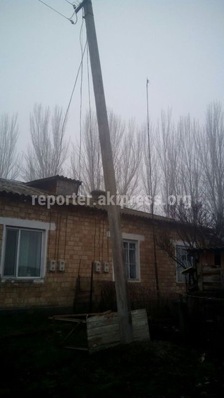 Электромонтёры выполняют работы по переносу и выправке накренившейся опоры ЛЭП в селе Чокморова
