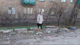 Жители ряда домов по улице Чуйкова не могут разобраться с мусором и парковкой