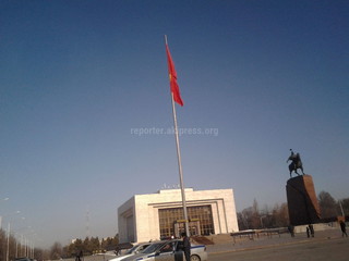 На площади Ала-Тоо флаг висит в замотанном виде, - горожанин (фото)