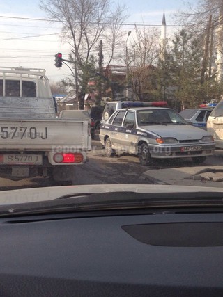 На пересечении улиц Фрунзе-Гоголя служебное авто ДПС ГУВД Чуйской области было припарковано на проезжей части автодороги, - читатель (фото)