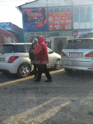 На центральном базаре Нарына женщина берет за парковку по 20 сомов и не дает квитанции, - читатель (фото)