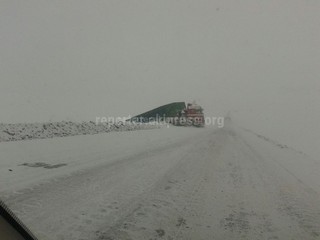 В Суусамыре на автодороге Бишкек—Ош эвакуирован грузовик, который занесло в кювет около месяца назад, - читатель <b><i>(видео)</i></b>
