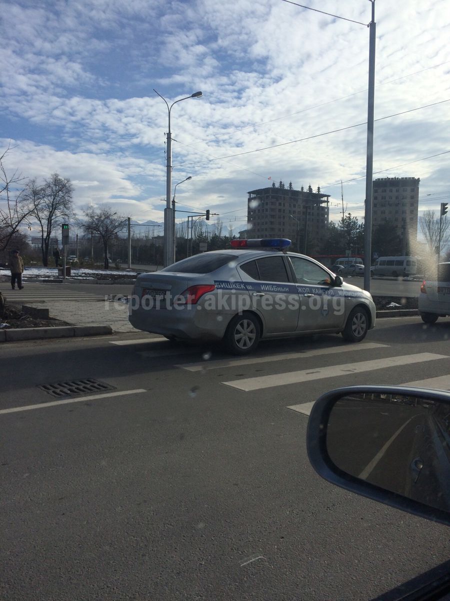 Автомашина ДПС ГУВД Бишкека создала неудобства пешеходам, - горожанин (фото)