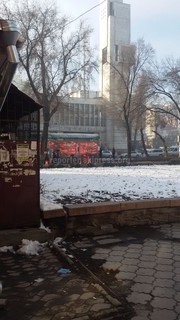 Свердловская райадминистрация Бишкека демонтировала самовольно установленный киоск возле ЦУМа <i>(фото)</i>