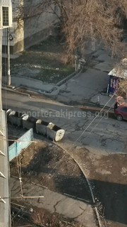 «Тазалык» в 7 мкр вынес мусорные контейнеры на проезжую часть, а предназначенная для баков площадка пустует
