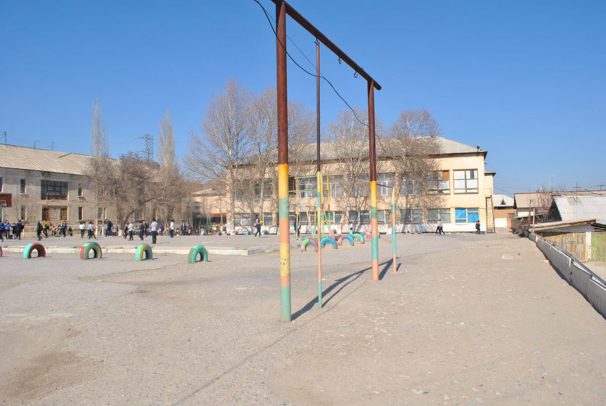 школа эдуарда есаяна. кадамжай школа № 17 имени а. школа 17 имени. школа 17. учащиеся первых классов.