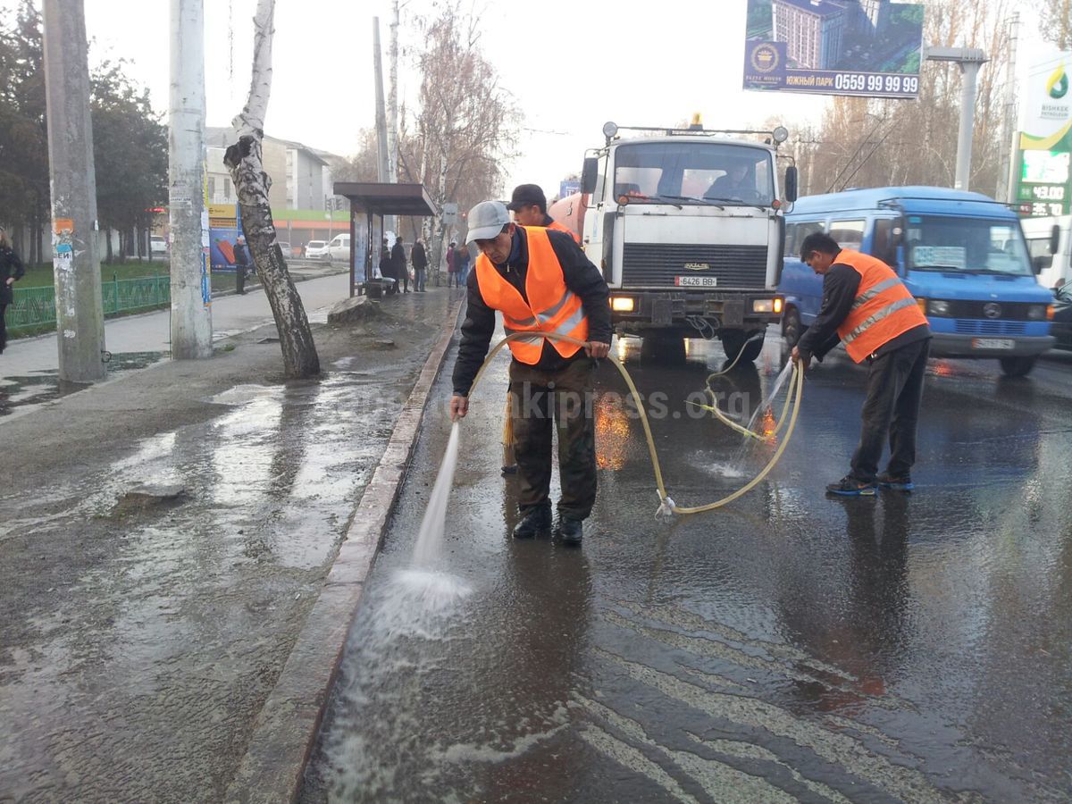 В Октябрьском районе службы столицы моют асфальт, бордюры и заборы вдоль  дорог (фото)