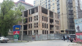Законно ли идет строительство многоэтажного дома на ул.Гоголя, который примыкает к двум соседним зданиям? - читатель <i>(фото)</i>