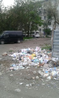 Во дворе домов №20 и 22 в по ул.Малдыбаева образовалась стихийная свалка (фото)